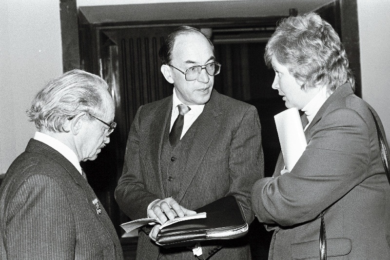 Eesti NSV Teatriühingu VII kongressi vaheajal vestlevad ühingu esimees Jüri Järvet ning tema asetäitjad Arne Mikk ja Helju Mikkel.