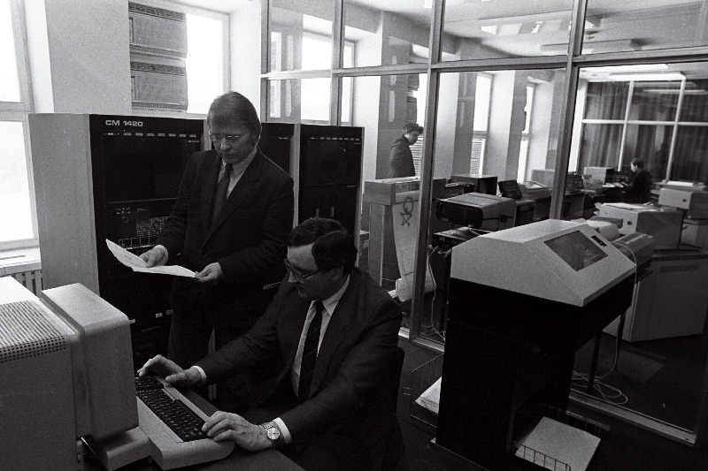 Tallinna Polütehnilise Instituudi elektronarvutite kateedri juhataja tehnikakandidaat Andres Keevallik (paremal) ja sama kateedri dotsent Raimund Ubar kontrollivad oma ideid arvuti juures.