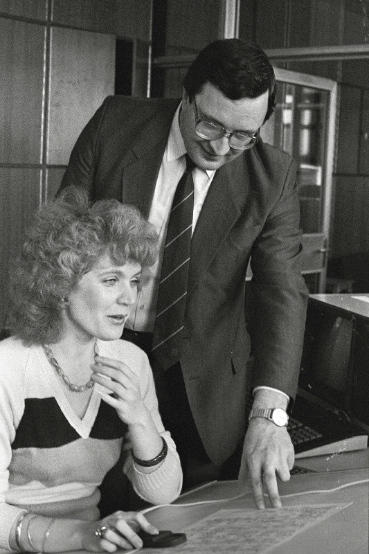 Tallinna Polütehnilise Instituudi elektronarvutite kateedri juhataja Andres Keevallik, kes juhendab töid arvutite masinprojekteerimise süsteemide loomisel ja vanemlaborant Kaie Elevant viib lähteandmed arvutisse.