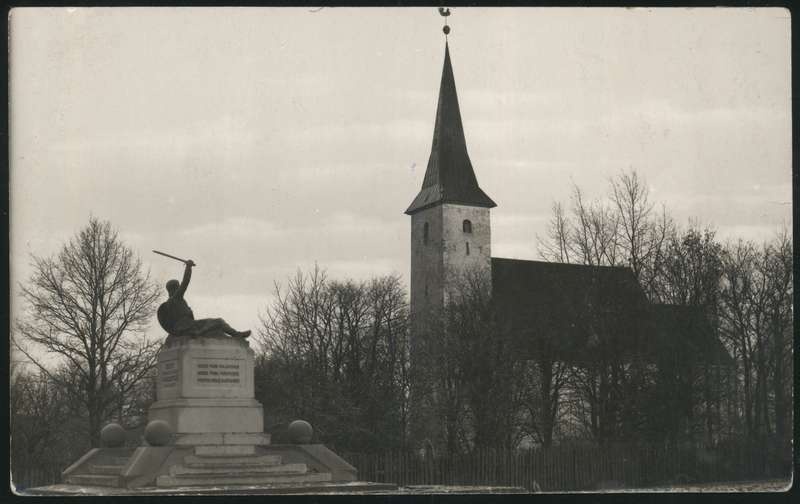 fotopostkaart, Suure-Jaani khk, Suure-Jaani, mälestussammas, küljelt, kirik, u 1939, foto O. Mägi