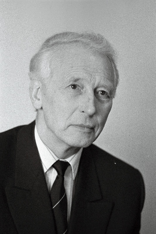 Üksvärav, Raoul - majandusdoktor, professor, Riigikogu fraktsiooni Koonderakonna Ühendus liige.