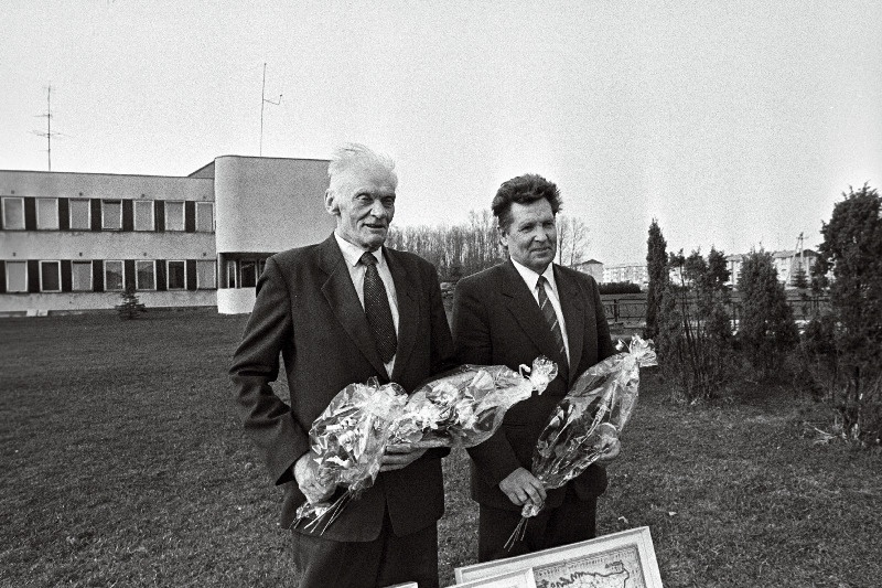 Vabariigi populaarseimate põllumeeste autasustamine Aravetel. Populaarseimad põllumehed majandijuht Heino Marrandi (vasakul) ja zootehnik Peeter Kibe Estonia kolhoosist.