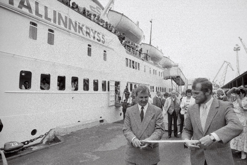 Soome-Eesti ühisfirma Baltictours laevaliini Tallinn-Stockholm avamine. Sümboolse lindi lõikasid läbi Silja Line´ i juhataja Per-Aks Blomkvist (vasakul) ja ühisettevõtte Baltictours juhatuse esimees Tiit Sääsk.