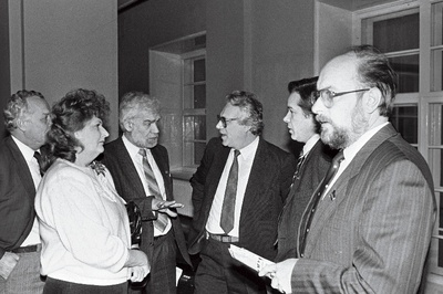 Eesti NSV Ülemnõukogu XI koosseisu XIII istungjärk. Rahvasaadikud Mai Kolossova (vasakult), Enn Põldroos, Toomas Leito, Tõnu Laak, Toomas Kork.  duplicate photo