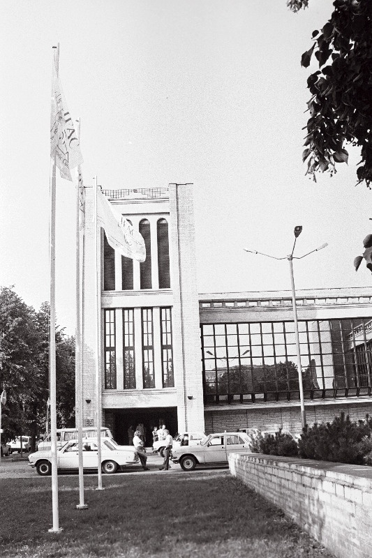 Lipuehtes Sakala keskuse hoone Rahvusvahelise Automaatjuhtimise Föderatsiooni XI ülemaailmse kongressi ajal.