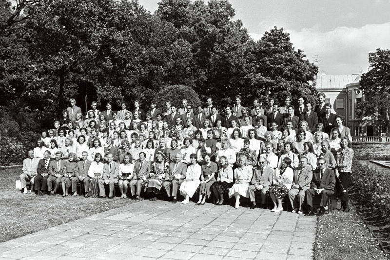 Keskkoolide, tehnikumide ja kutsekeskkoolide 1990.a. parimad lõpetajad vastuvõtul Ülemnõukogu esimehe Arnold Rüütli juures (esireas vasakult 11.), 9. Haridusminister Rein Loik, 7. sotsiaalminister Arvo Kuddo, 5. koolivalitsuse juhataja Kalju Luts.