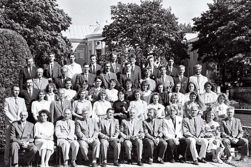 Kõrgkoolide 1990.a. parimad lõpetajad vastuvõtul Ülemnõukogu esimehe Arnold Rüütli juures (esireas vasakult 6.), 5. haridusminister Rein Loik, 7. kultuuriminister Lepo Sumera, 8. Tallinna Konservatooriumi rektor Venno Laul, 9. Eesti Põllumajanduse Akadeemia rektor Olev Saveli, 11. koolivalitsuse juhataja Kalju Luts.