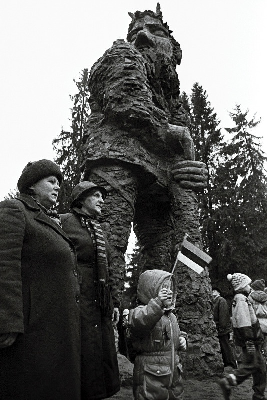 Renoveeritud Kalevipoja kuju Nõmmel Hiiu lossipargis.