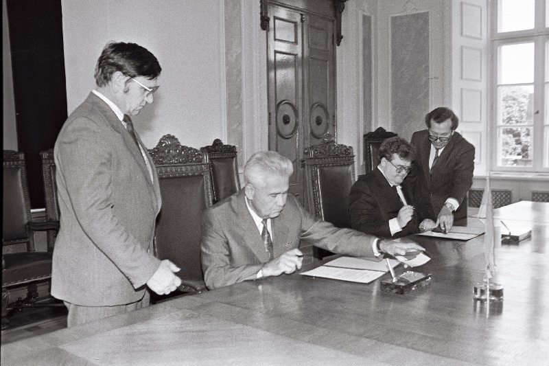 Ukraina Valitsuse esimees V. Fokin (vasakult 2.) ja Eesti Vabariigi Valitsuse esimees Edgar Savisaar (3.) kirjutavad alla ühiskommünikeele.