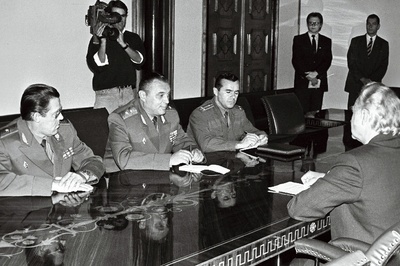 Balti sõjaväeringkonna ülem Valeri Mironov (vasakult 2.) vastuvõtul Eesti Vabariigi Ülemnõukogu esimehe Arnold Rüütli juures (paremal).  similar photo