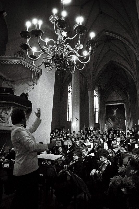 Koorifestival Laulusillad. W.A. Mozarti Requiemi esitavad Eesti Riiklik Sümfooniaorkester ja East-West Festival Choir Oleviste kirikus, dirigeerib John Nelson USA-st.