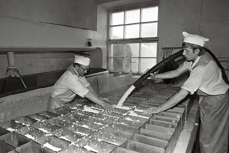 Tartu Piimatoodete Kombinaadi Kuuste juustutsehh. Juustuvalmistajad Juhan Lokk ja Jaan Rossmann.