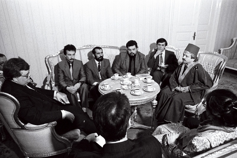 Valitsuse esimees peaminister Edgar Savisaar (vasakul) kohtub Eestis tegutsevate islami kultuuriseltside esindajatega.