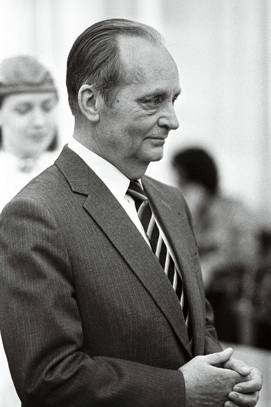 Eesti Vabariigi Ülemnõukogu liige Vaino Väljas oma 60. juubelil.