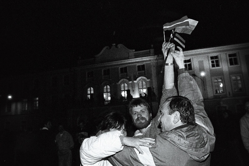 Toompeal öösel  peale Interrinde organiseeritud miitingu läbikukkumist.