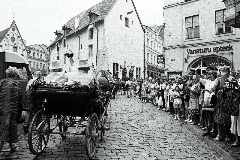 XXI üldlaulupeotule liikumine Raekoja platsile.