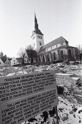 Lahtikaevatud varemed, mis tekkisid Harju tänavale 1944.a.märtsipommitamise ajal.  similar photo