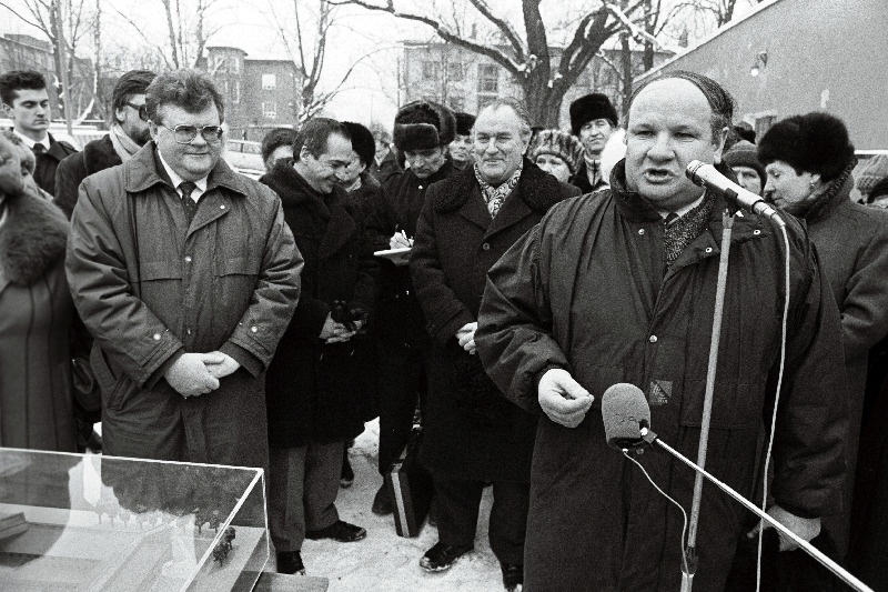 Nurgakivipanek Narva Lastepolikliinikule. Kōneleb Narva linnapea Vladimir Mizui. Vasakult 1.valitsuse esimees Edgarr Savisaar, 2. tervishoiuminister Andres Ellamaa.