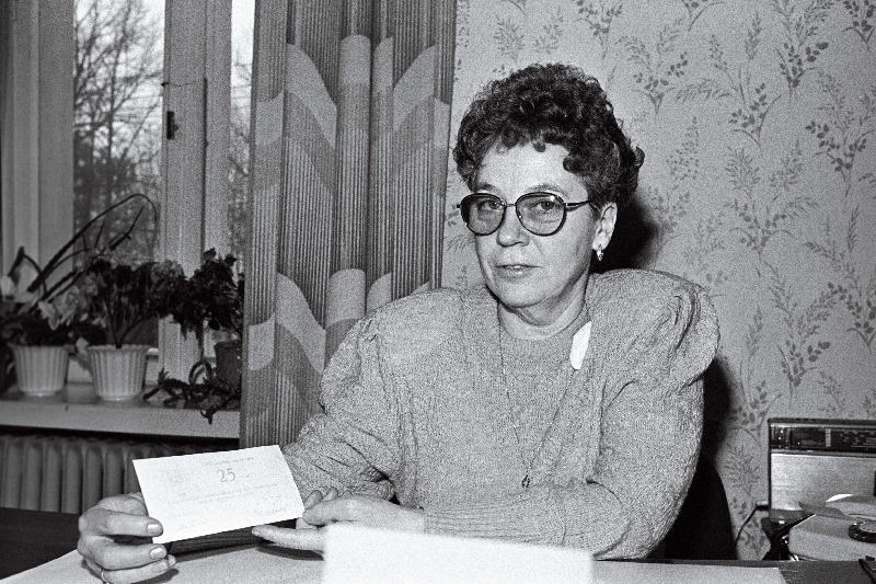 AS Eesti Sotsiaalpanga Tartu filiaali direktor Vaike Martinson demonstreerib ajutist maksetšekki (nn.Tartu raha).