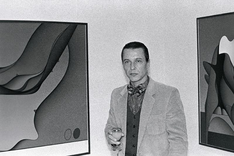 Kunstnik Rene Kari oma maalinäituse avamisel.