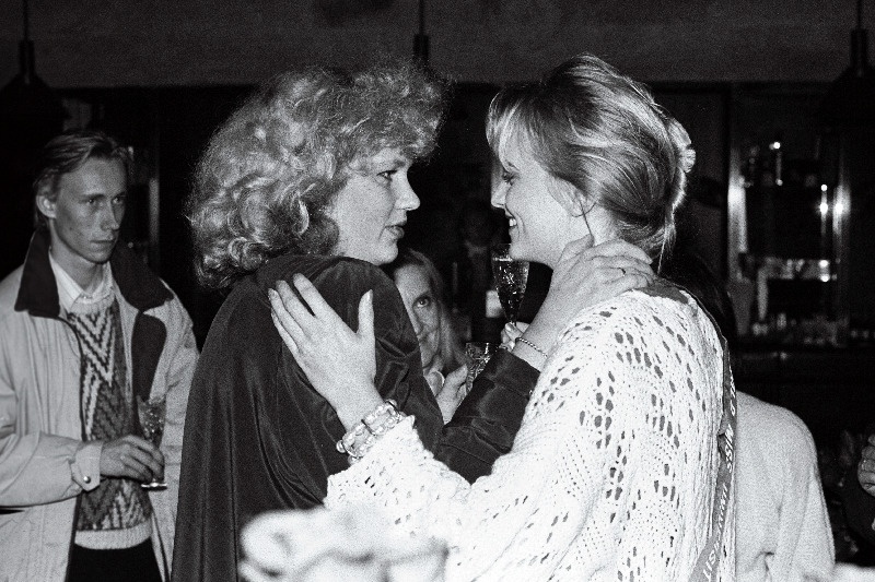 Lõuna-Koreas rahvusvahelistel iludusvõistlustel World Miss University viitsemissiks kroonitud Karin Kitset (paremal) õnnitleb missivõistluse Eesti Miss korraldaja Enelin Meiusi.