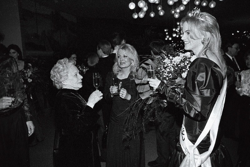 Eesti Miss 1993 Karin Kitse (paremal), näitlejad Eve Kivi (keskel) ja Salme Reek pärast missivalimisi.