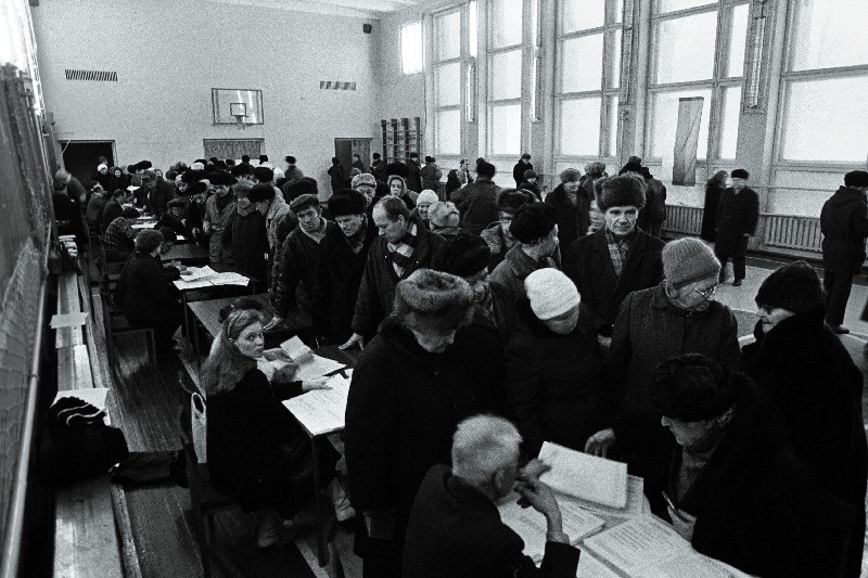 Venemaa parlamendi kahe koja - Riigiduuma ja Föderatsiooninõukogu valimistel hääletavad vene kodanikud Narvas.