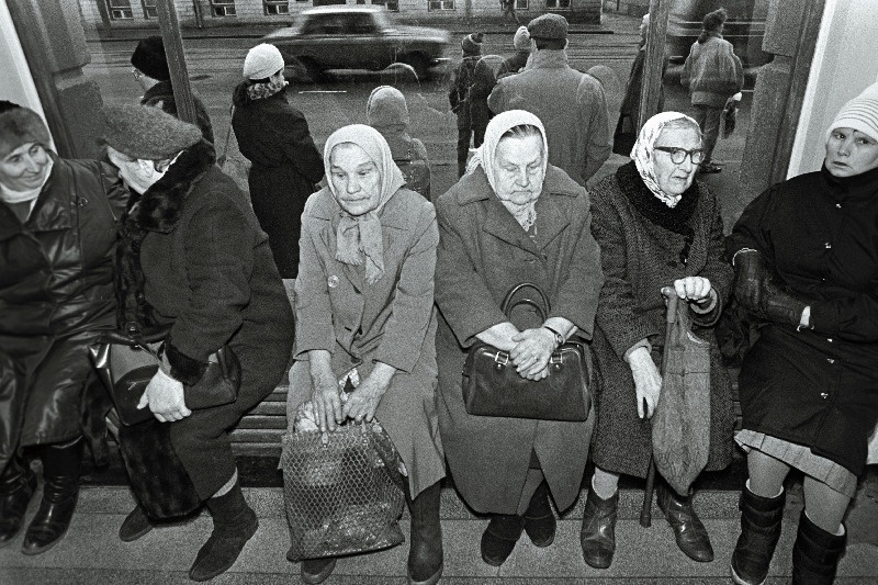 Pensionärid kaupluses Tallinn kauba ootel.
