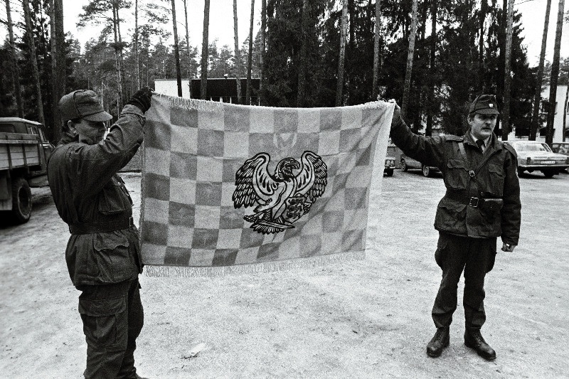 Kaitseliidu Elva Malevkonna liikmed malevkonna lipuga.