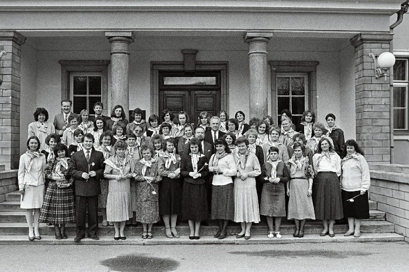 Paljulapseliste perede vanemate vastuvõtt Ülemnõukogu esimehe Arnold Rüütli (kolmandas reas paremalt 5.) juures. Teises reas vasakult 5. Ülemnõukogu juhataja Ülo Nugis.