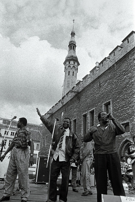 Aafrika ansambli  Africa International kontsert Raekoja platsil. Keskel solist Tabu Ley.