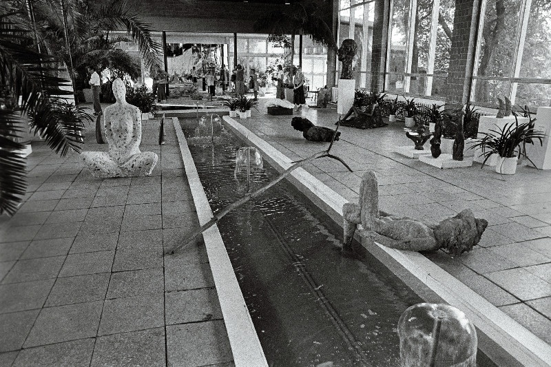 Skulptuurinäitus "Suured kujud" Lillepaviljonis.