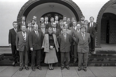 Valimisliit “Isamaa”. I rida vasakult: Enn Tarto, Mart Laar, Karin Jaani, Jaanus Betlem, Lauri Vahtre; II rida vasakult: Tiit Arge, Aivar Kala, Jüri Põld, Kalle Jürgenson, Tiit Sinissaar, Lauri Einer; III rida vasakult: Paul-Eerik Rummo, Tiit Käbin, Jüri Luik, Heiki Raudla, Arvo Valton, Trivimi Velliste; IV rida vasakult: Andres Heinapuu, Heiki Kranich, Rein Helme, Sulev Alajõe, Tõnu Juul, Toivo Jürgenson, Indrek Kannik, Mart Nutt ja Matti Päts.  duplicate photo