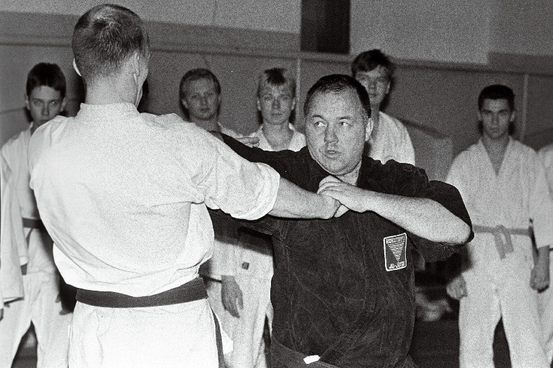 Soome ju-jutsu meister Auvo Niiniketo (ees keskel) demonstreerib eesti poistele võitlusvõtet.