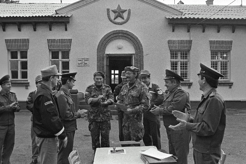 Nõukogude Armee Kopli piirivalvekordoni üleandmine Piirivalveametile; vasakul esiplaanil piirivalveametnik Henn Karits.