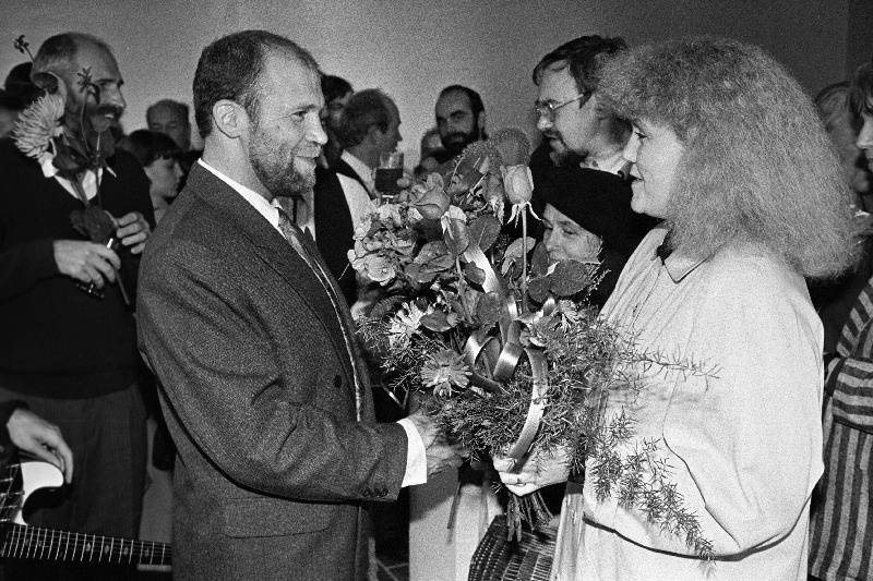 Skulptor  Mati Karmin (ees vasakul) ja Marika Valk (paremal) galerii Sammas avamisel.