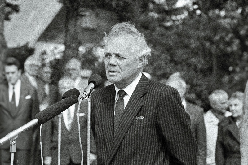 Eesti Vabariigi kaitseminister Ülo Uluots avab II  Maailmasõjas langenud Soomes väljaõppe saanud Eesti vabatahtlikele e. soomepoistele mälestuskivi Pupastveres.