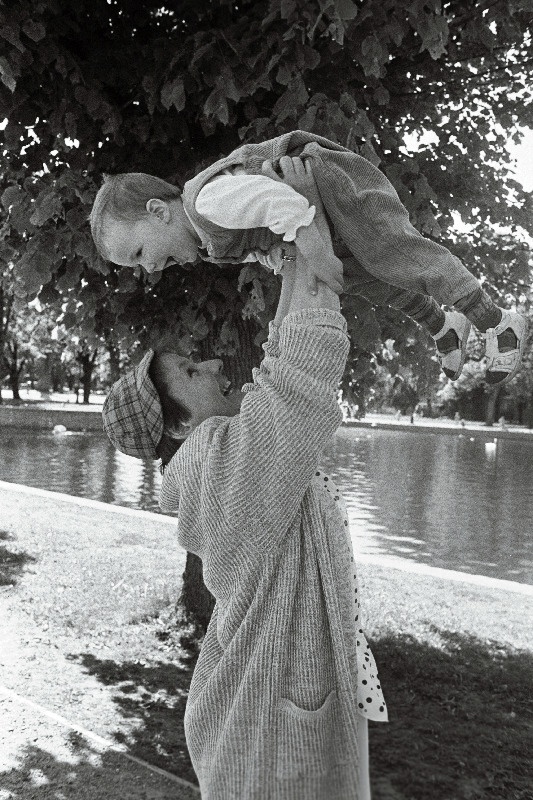 Lauljatar Helgi Sallo lapselapsega Kadriorus.
