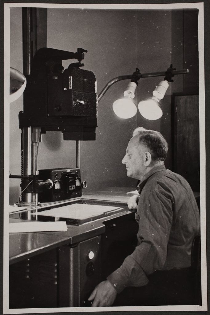 Viktor Hmelnitski fotolaboris/ Photographer Viktor Hmelnitski in a lab. Tallinn, Estonia 1967