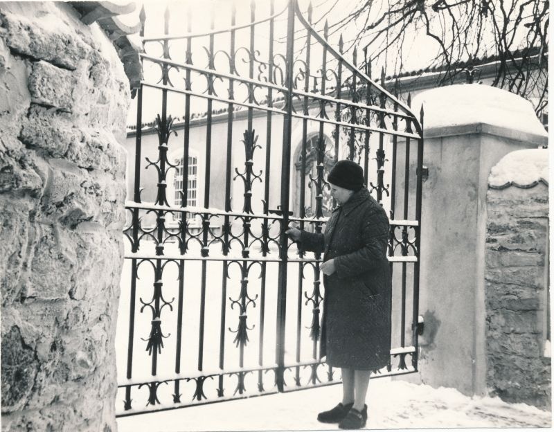 Foto. Haapsalu Koduloomuuseumi uus rauast hoovivärav. Talvel 1977.a. Peale restaureerimist. Fotol: J.Liit.