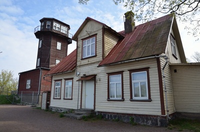 Pärnu vallikääru juures vana lootsi maja ja kapteni maja  duplicate photo