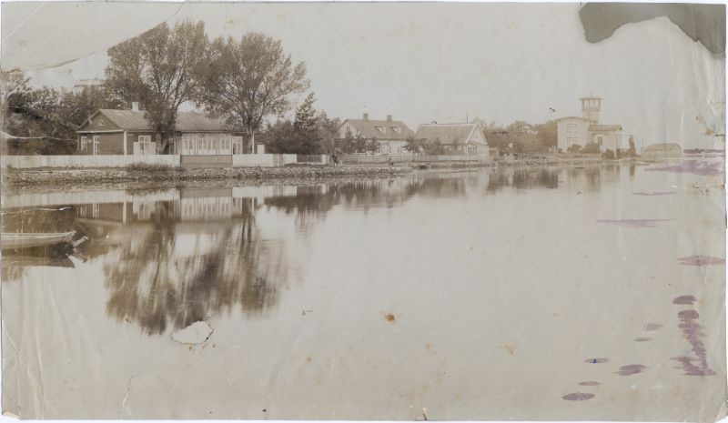 Foto. Šokolaadi promenaad, vaade merelt. Kaldapealsel kolm elumaja ja Ungern-Sternbergi villa. 19. saj lõpp.