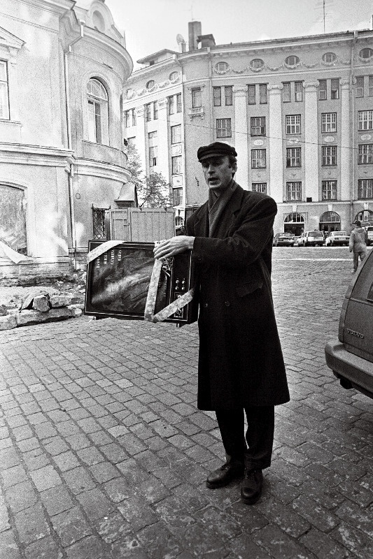 EVTV juhatuse esimees Viktor Siilats viib kultuuri-ja haridusministrile Peeter Oleskile “kingituse” -tühja telerikasti, mis peab ministrile meenutama kõiki Lõuna-Eesti televaatajaid, kes enam ei näe EVTV programmi (ringhäälingulubadega seoses peatati EVTV ja RTV ringhäälingu lubade toime).