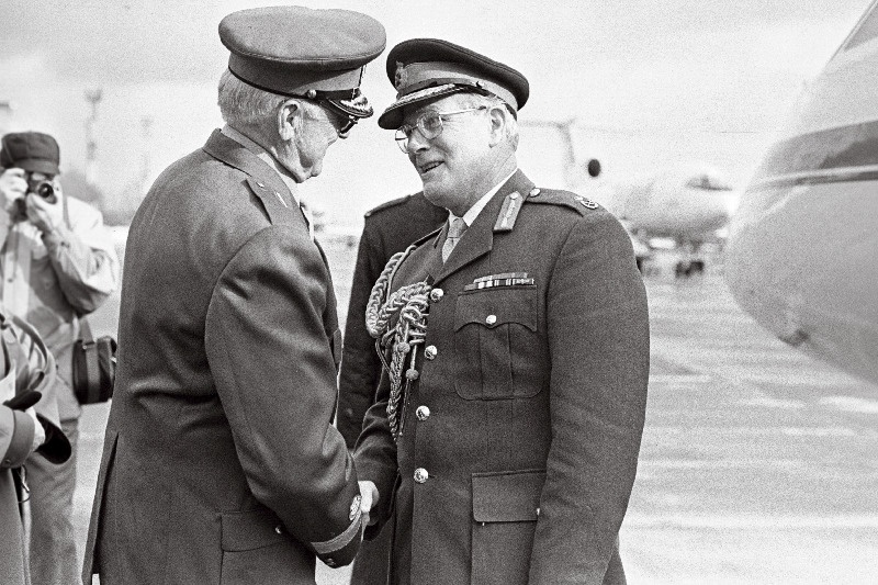 Eesti Kaitseväe juhataja Aleksander Einseln (vasakul) tervitab Tallinna Lennujaamas Eestisse visiidile saabunud Põhja-Atlandi Lepingu Organisatsiooni (NATO) sõjalise komitee esimeest Richard Vincent`i.