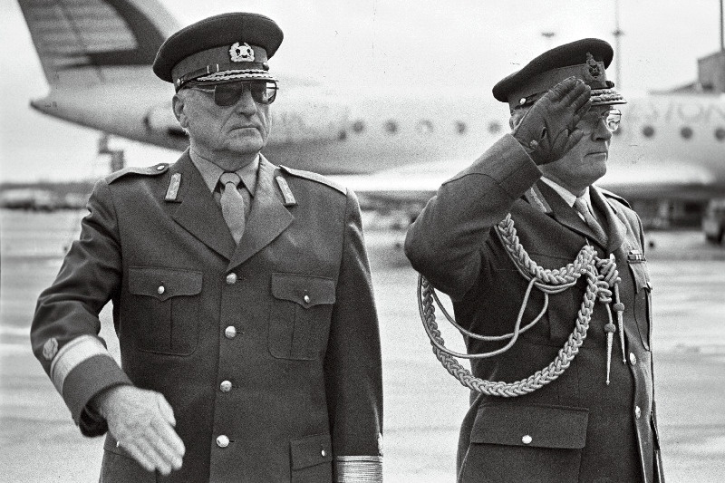 Eestisse visiidile saabunud Põhja-Atlandi Lepingu Organisatsiooni (NATO) sõjalise komitee esimees Richard Vincent (paremal) ja Eesti Kaitseväe juhataja Aleksander Einseln Tallinna Lennuväljal.