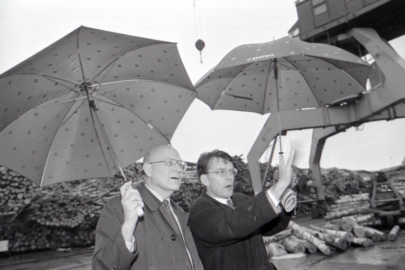 Energeetikaminister Arvo Niitenberg (vasakul) ja Rootsi Kuningriigi suursaadik Eestis Lars Grundberg Muuga sadamas vastu võtmas masuudiabi Rootsist.