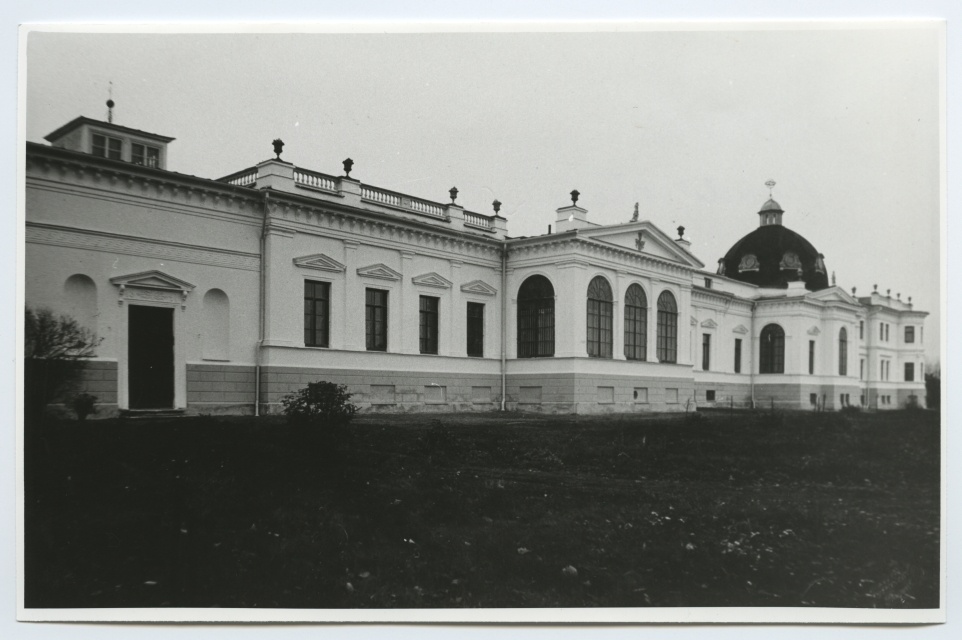 Raadi manor building