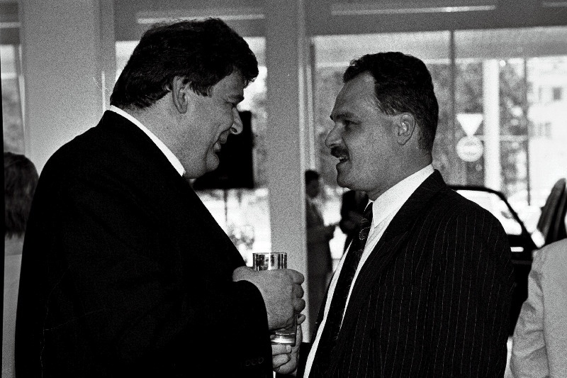 Majandus-ja Siseministeeriumi kantslerid Margus Leivo (vasakul) ja Jaan Toots Toyota müügikeskuse avamisel Järvel.