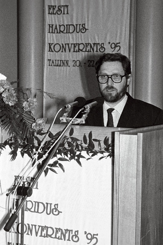 Kultuuri-ja haridusminister Peeter Kreitzberg kõneleb Eesti Hariduskonverentsil Tallinna Tehnikaülikooli aulas.