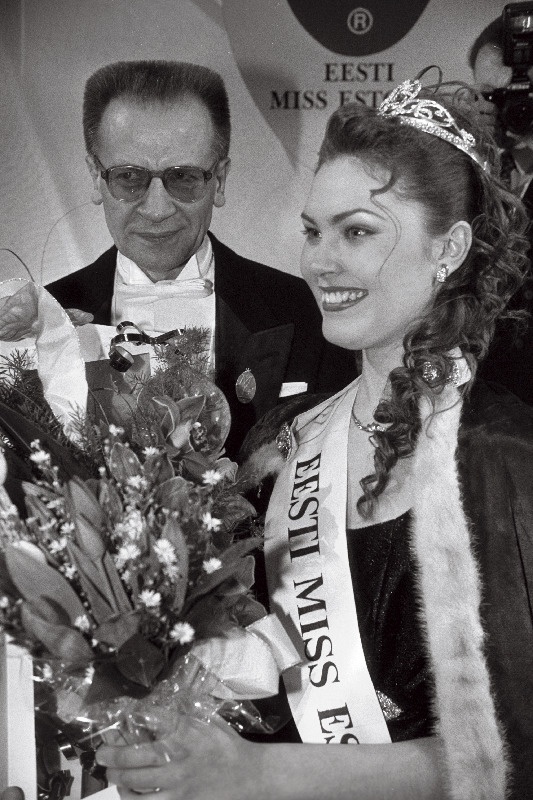 Eesti Miss Estonia 1995 Enel Eha koos missivõistluste korraldaja Valeri Kirsiga.